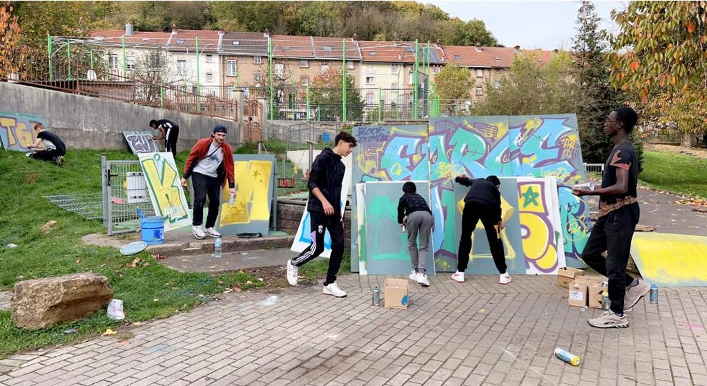 Les jeunes s’initient au graff