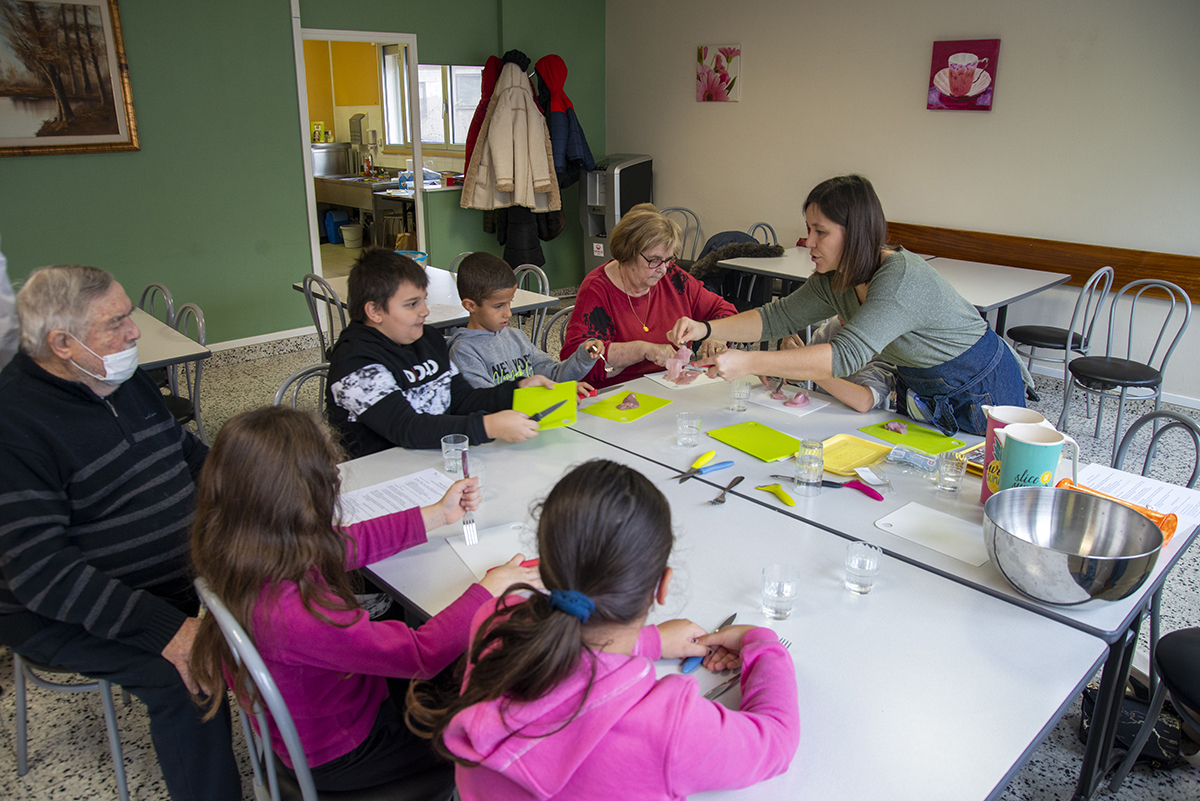 Un atelier cuisine intergénérationnel