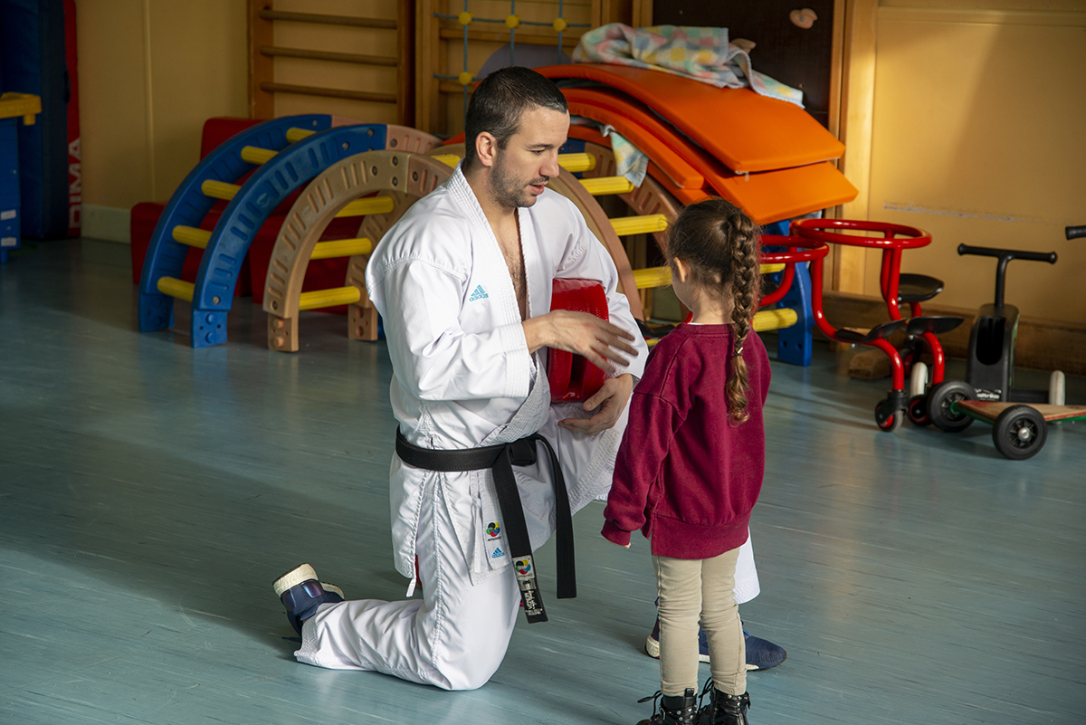 Logan DA COSTA rend visite aux enfants de la maternelle Porte de Bourgogne