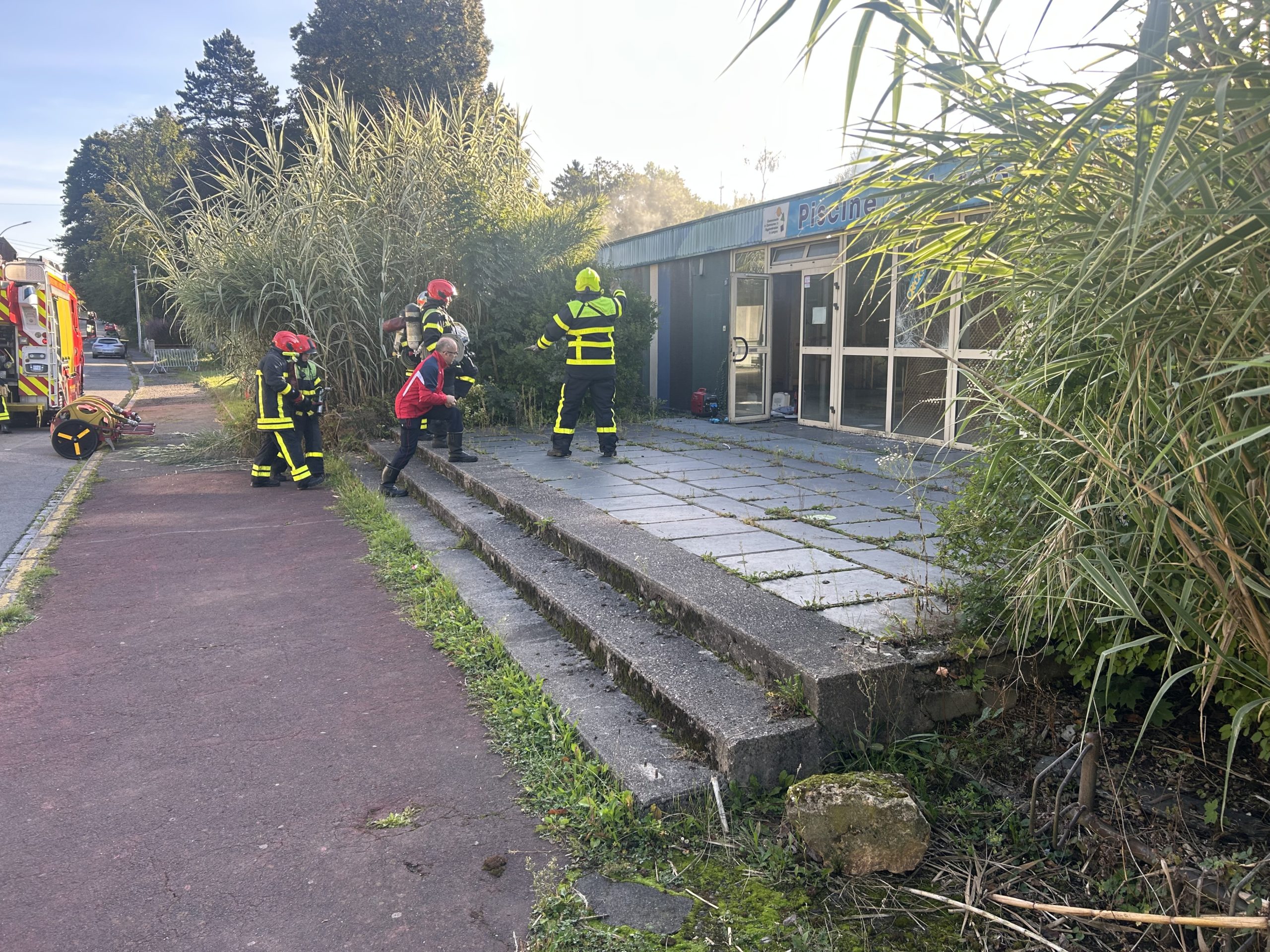 Les pompiers s’entraînent dans l’ancienne piscine