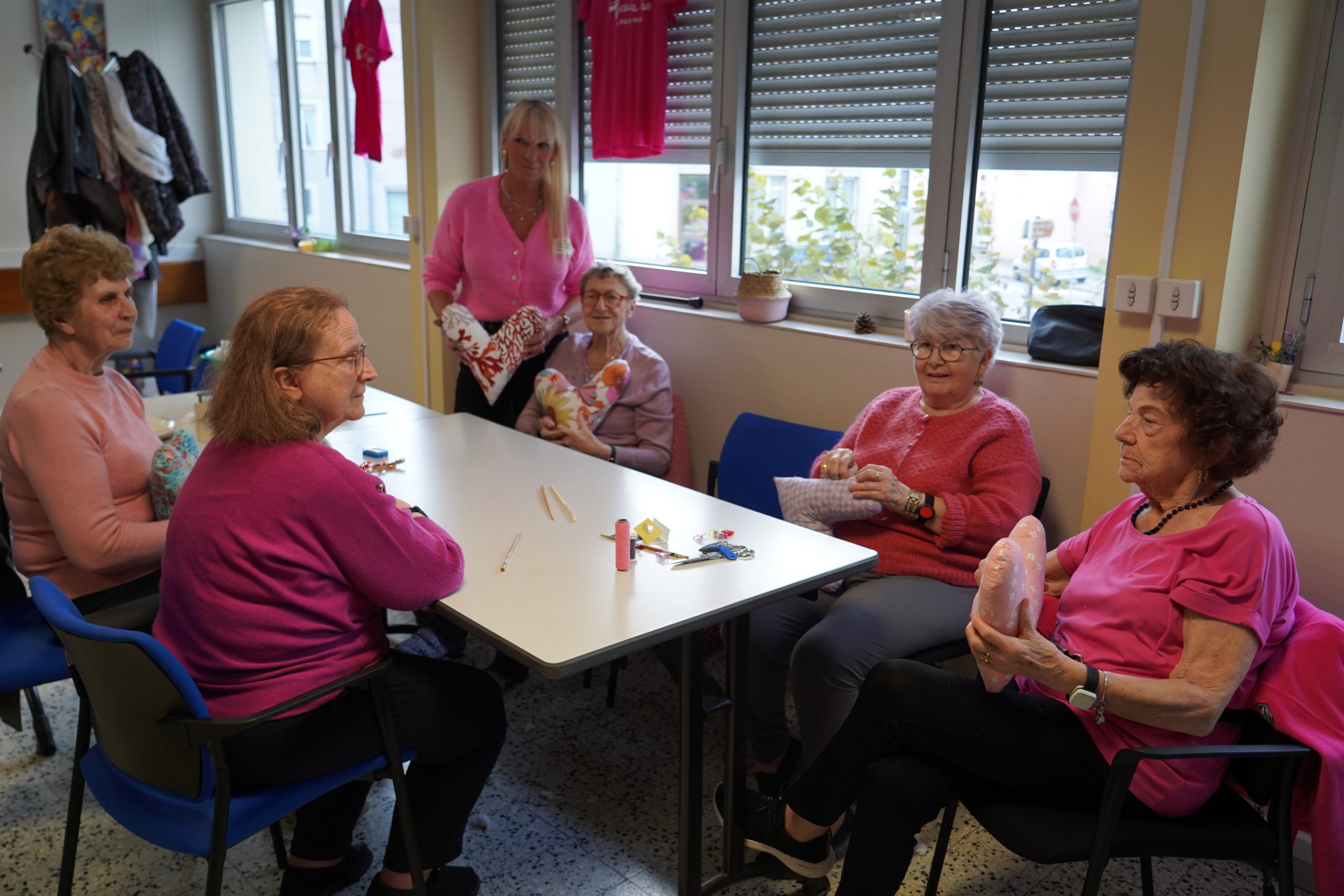 Les seniors du Foyer Rameau cousent pour Octobre Rose